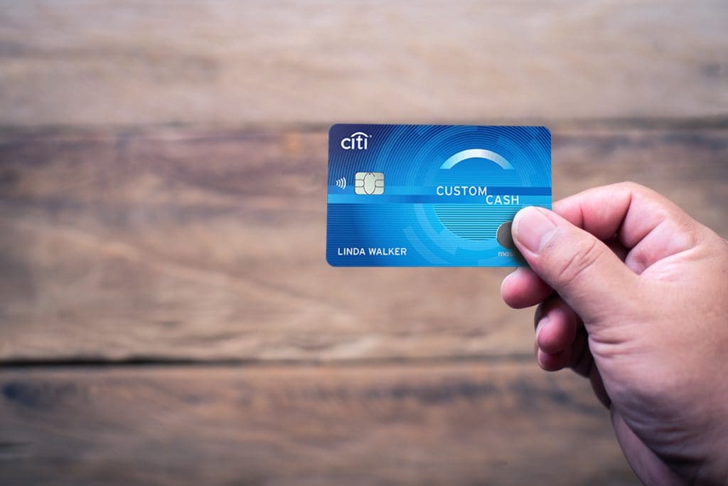 man hold the Citi Custom Cash Card